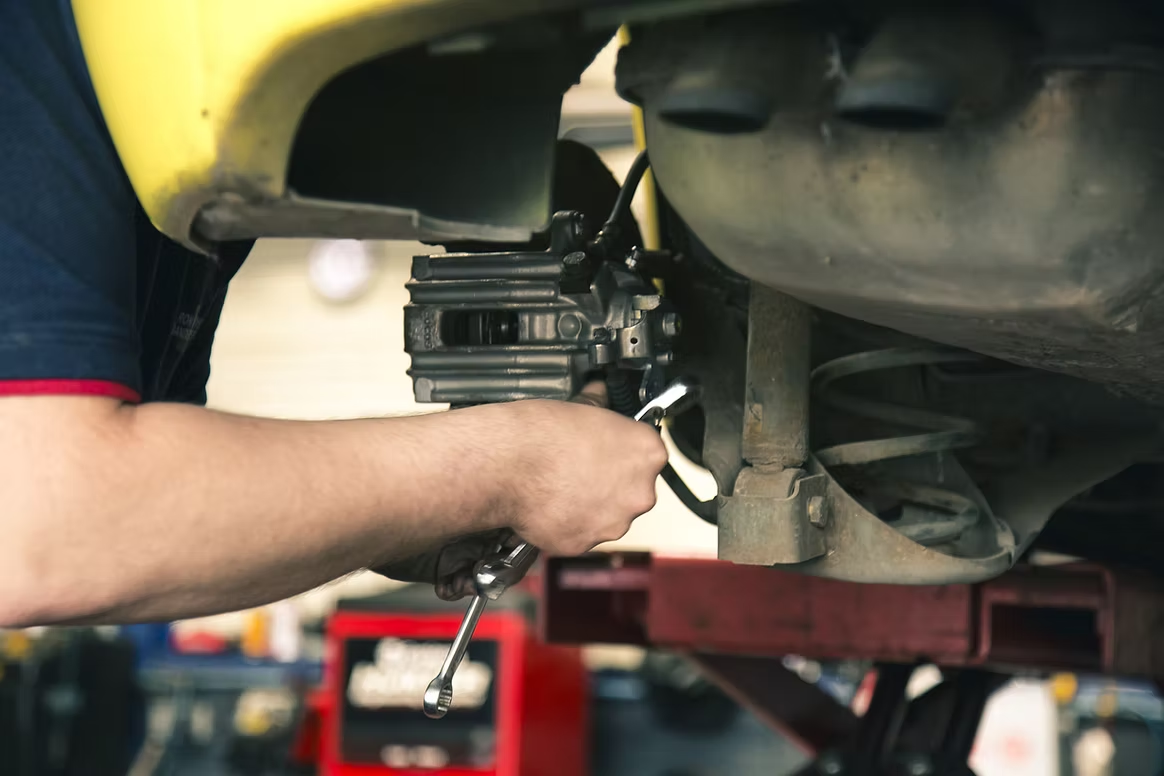 Landmaschinen-Werkstatt von Bahrs Landtechnik in Harpstedt mit Traktor auf der Hebebühne